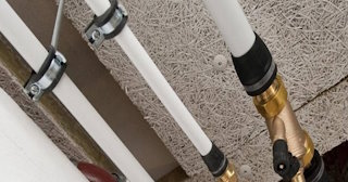 Замена труб водоснабжения в квартире: цена от 2039 руб. - СантехДомПчр
